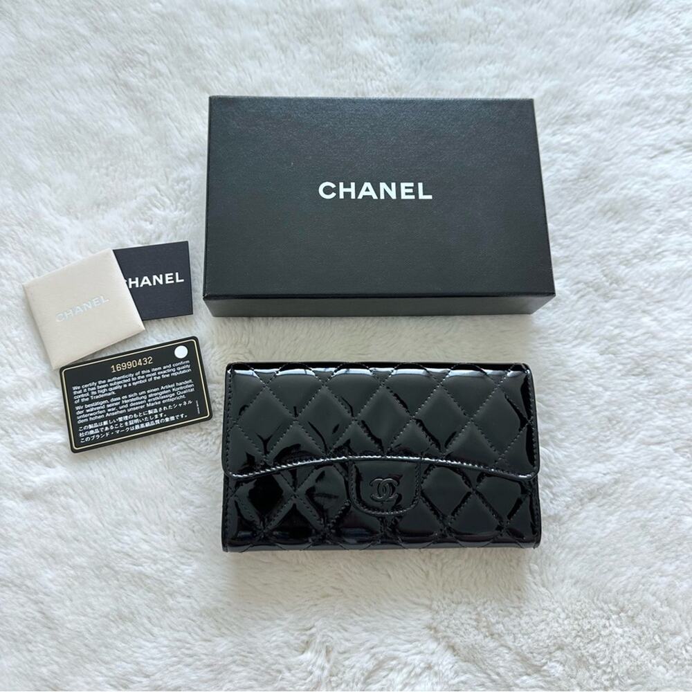 CHANEL patent leather CC logo trifold wallet Authentic Retail 1200$